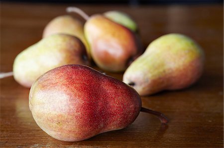 food table - Close up of pears on table Foto de stock - Sin royalties Premium, Código: 649-06488979