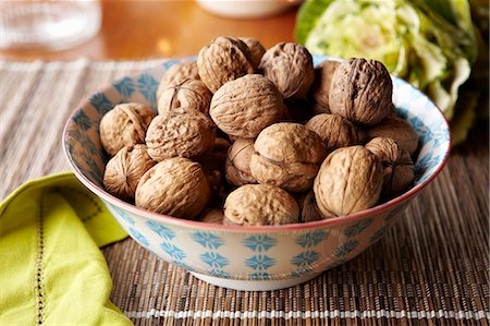 Bowl of walnuts on table Stockbilder - Premium RF Lizenzfrei, Bildnummer: 649-06488983