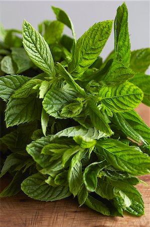 Sprig of mint on wooden board Stock Photo - Premium Royalty-Free, Code: 649-06489009