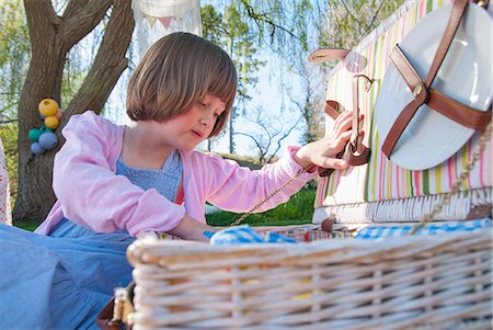 franschhoek - Girl unpacking picnic basket outdoors Foto de stock - Sin royalties Premium, Código: 649-06489025