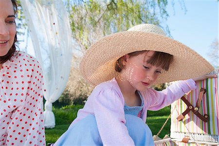 pique-niquer - Girl unpacking picnic basket outdoors Photographie de stock - Premium Libres de Droits, Code: 649-06489026