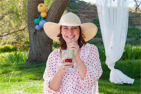 franschhoek - Woman drinking juice outdoors Foto de stock - Sin royalties Premium, Código: 649-06489028
