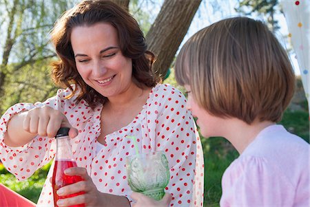 simsearch:649-06489076,k - Mother and daughter having picnic Photographie de stock - Premium Libres de Droits, Code: 649-06489023