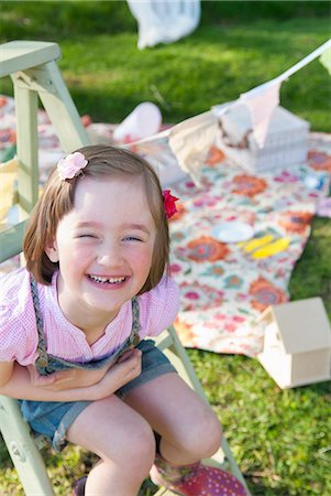 franschhoek - Smiling girl sitting on ladder outdoors Foto de stock - Sin royalties Premium, Código: 649-06489038