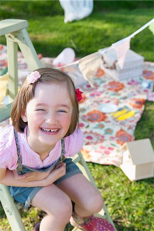 simsearch:649-06488434,k - Smiling girl sitting on ladder outdoors Fotografie stock - Premium Royalty-Free, Codice: 649-06489038