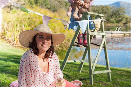 simsearch:649-06489076,k - Woman wearing sun hat outdoors Photographie de stock - Premium Libres de Droits, Code: 649-06489031