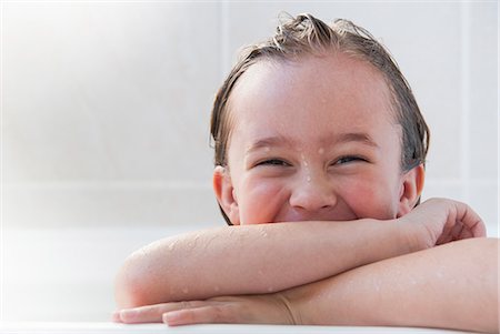 female kid bath - Smiling girl sitting in bath Stock Photo - Premium Royalty-Free, Code: 649-06489047