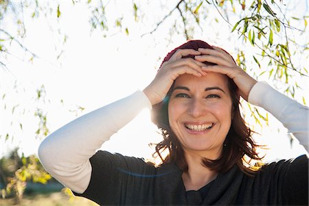 Smiling woman holding her forehead Foto de stock - Sin royalties Premium, Código: 649-06489058