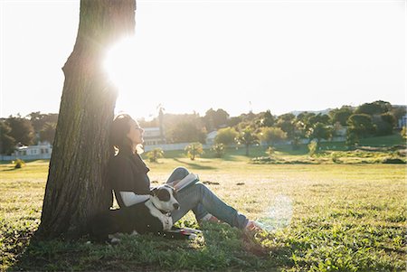 penché - Woman relaxing with dog in park Photographie de stock - Premium Libres de Droits, Code: 649-06489059