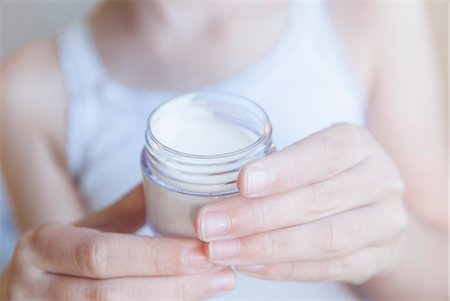 soins de peau - Close up of girl holding pot of lotion Photographie de stock - Premium Libres de Droits, Code: 649-06489052