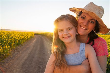 portrait of kids in a field - Mother and daughter hugging on dirt road Photographie de stock - Premium Libres de Droits, Code: 649-06489095