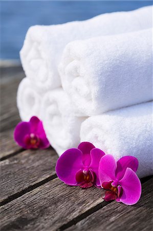 Orchids with fresh rolled towels Foto de stock - Sin royalties Premium, Código: 649-06489133