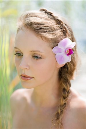 Woman wearing flower in her hair Foto de stock - Sin royalties Premium, Código: 649-06489143
