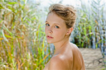 profile headshot - Nude woman standing in riverbank Photographie de stock - Premium Libres de Droits, Code: 649-06489158