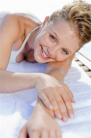 Woman laying on towel outdoors Foto de stock - Sin royalties Premium, Código: 649-06489171