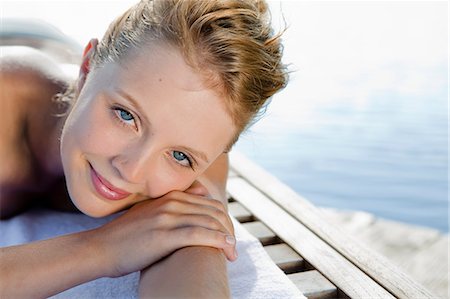 Woman laying on towel outdoors Foto de stock - Sin royalties Premium, Código: 649-06489172