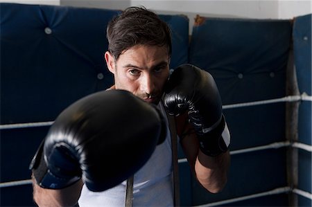 enérgico - Boxer with raised fists in ring Foto de stock - Sin royalties Premium, Código: 649-06489207