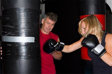 Boxer working with trainer in gym Foto de stock - Sin royalties Premium, Código: 649-06489201