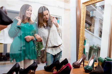 Women window shopping for shoes Photographie de stock - Premium Libres de Droits, Code: 649-06489220