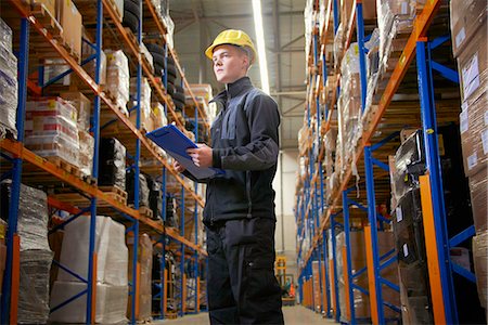 simsearch:614-07234982,k - Worker checking stock in warehouse Foto de stock - Royalty Free Premium, Número: 649-06489248