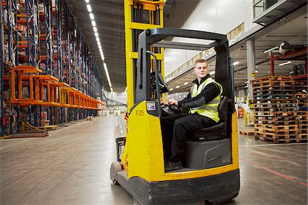 reykjavik - Worker operating forklift in warehouse Photographie de stock - Premium Libres de Droits, Code: 649-06489257