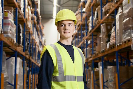 simsearch:614-07234982,k - Smiling worker standing in warehouse Foto de stock - Royalty Free Premium, Número: 649-06489250