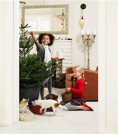 Girls decorating Christmas tree Foto de stock - Sin royalties Premium, Código: 649-06489267