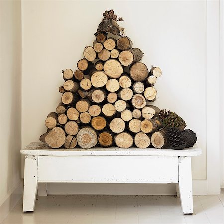 rustic - Pile of firewood on bench Photographie de stock - Premium Libres de Droits, Code: 649-06489277