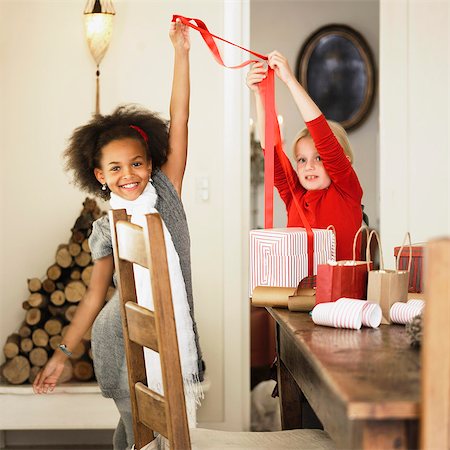 Girls wrapping Christmas presents Stockbilder - Premium RF Lizenzfrei, Bildnummer: 649-06489273