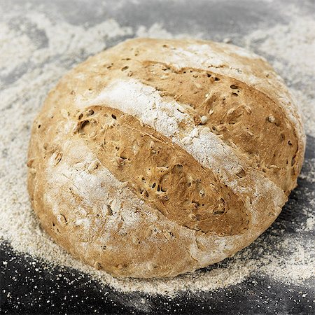 farine - Close up of fresh baked loaf of bread Photographie de stock - Premium Libres de Droits, Code: 649-06489346