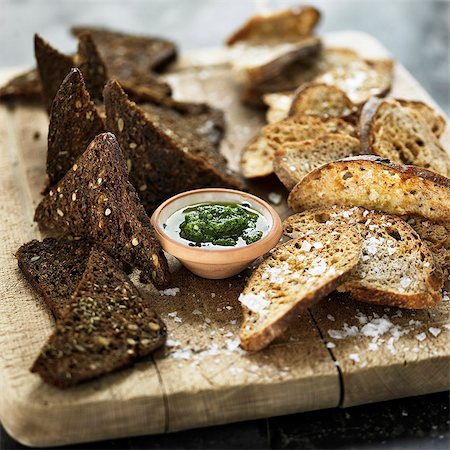 Plate of bread with dipping sauce Photographie de stock - Premium Libres de Droits, Code: 649-06489343