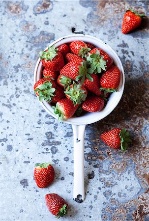 fresa - Pot of strawberries on table Foto de stock - Sin royalties Premium, Código: 649-06489354