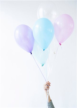 string (not clothing, packaging or instruments) - Hand holding bunch of balloons Foto de stock - Sin royalties Premium, Código: 649-06489359