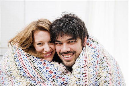 simsearch:649-03447825,k - Smiling couple wrapped in blanket Foto de stock - Sin royalties Premium, Código: 649-06489379