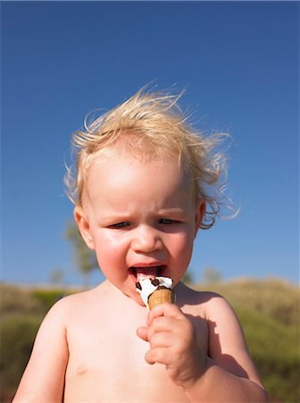 enjoying icecream - Toddler girl eating ice cream cone Foto de stock - Sin royalties Premium, Código: 649-06489396