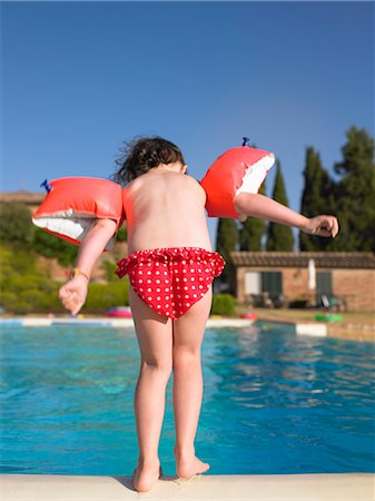 flotadores - Girl in floaters at swimming pool Foto de stock - Sin royalties Premium, Código: 649-06489398