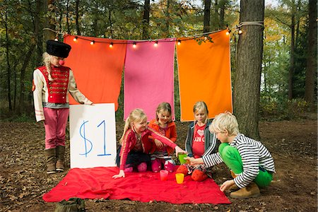 services - Children selling self-made drinks Photographie de stock - Premium Libres de Droits, Code: 649-06489431