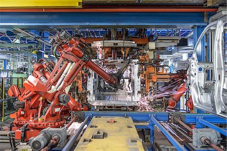 robot - Robots welding van body in car factory Photographie de stock - Premium Libres de Droits, Code: 649-06489506