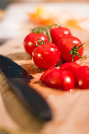 rebanar - Chopped tomatoes on cutting board Foto de stock - Sin royalties Premium, Código: 649-06489664
