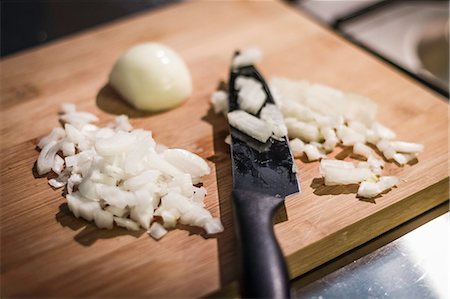 Chopped onions on cutting board Photographie de stock - Premium Libres de Droits, Code: 649-06489663