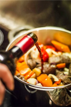 stewed - Man pouring wine into vegetables Foto de stock - Sin royalties Premium, Código: 649-06489670