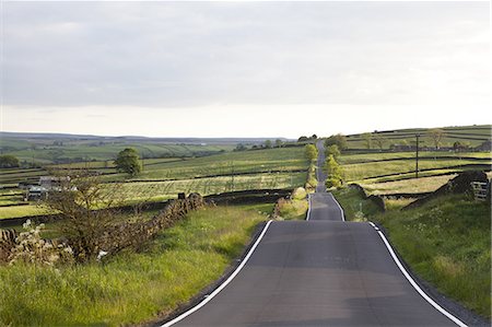 Paved road in rural landscape Stockbilder - Premium RF Lizenzfrei, Bildnummer: 649-06489690