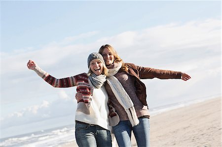 danemark - Smiling women hugging on beach Photographie de stock - Premium Libres de Droits, Code: 649-06489710