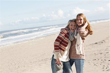 simsearch:649-06489735,k - Smiling women hugging on beach Photographie de stock - Premium Libres de Droits, Code: 649-06489725