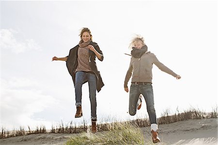 erwartungsvoll - Smiling women running on beach Foto de stock - Sin royalties Premium, Código: 649-06489747