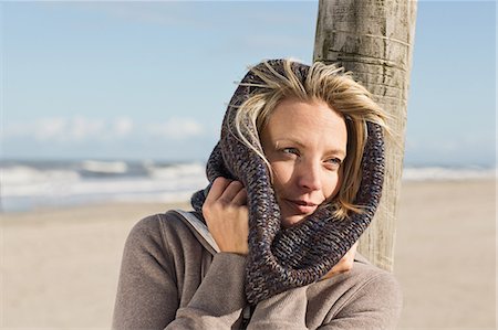 simsearch:649-06489730,k - Woman wearing scarf on beach Photographie de stock - Premium Libres de Droits, Code: 649-06489740