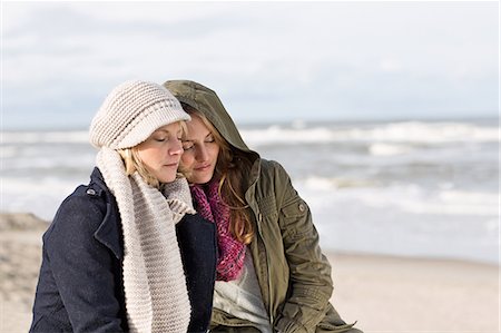 simsearch:649-06489769,k - Women relaxing together on beach Photographie de stock - Premium Libres de Droits, Code: 649-06489763