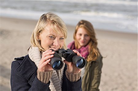 simsearch:649-06489769,k - Woman using binoculars on beach Photographie de stock - Premium Libres de Droits, Code: 649-06489772