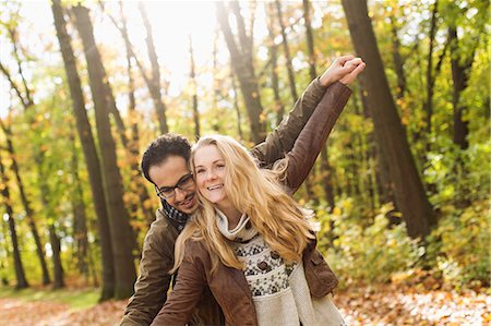 forest park - Smiling couple hugging in forest Photographie de stock - Premium Libres de Droits, Code: 649-06489789