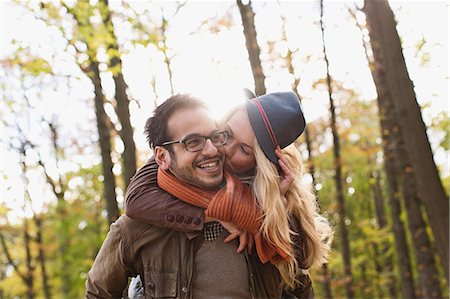 Smiling couple kissing in forest Foto de stock - Sin royalties Premium, Código: 649-06489795